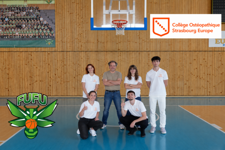 Équipe sous le panier au gymnase